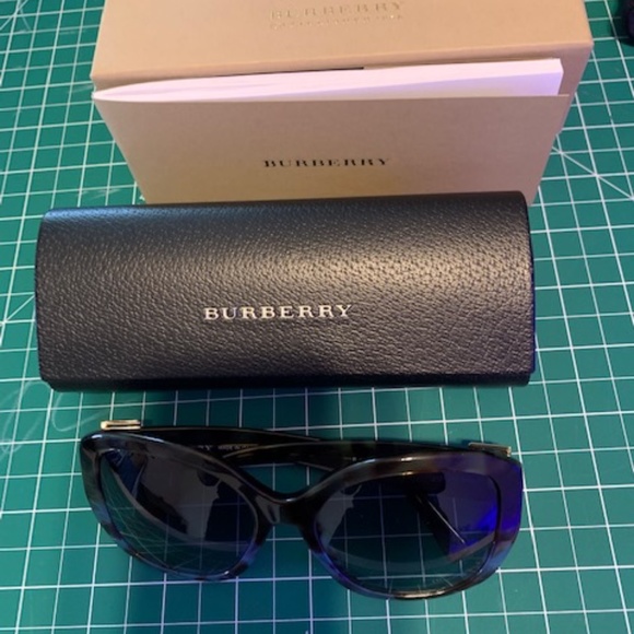 Burberry Accessories - Burberry sunglasses